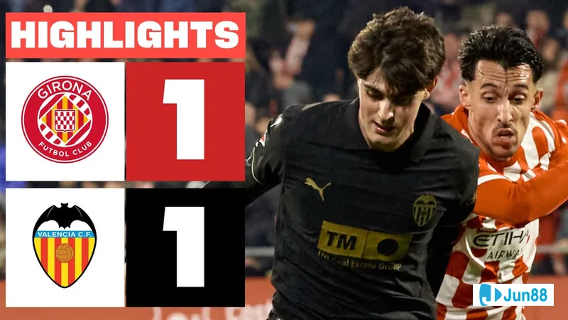 Cầu thủ Girona với áo đỏ đang cố gắng chặn bóng từ cầu thủ Valencia với áo trắng