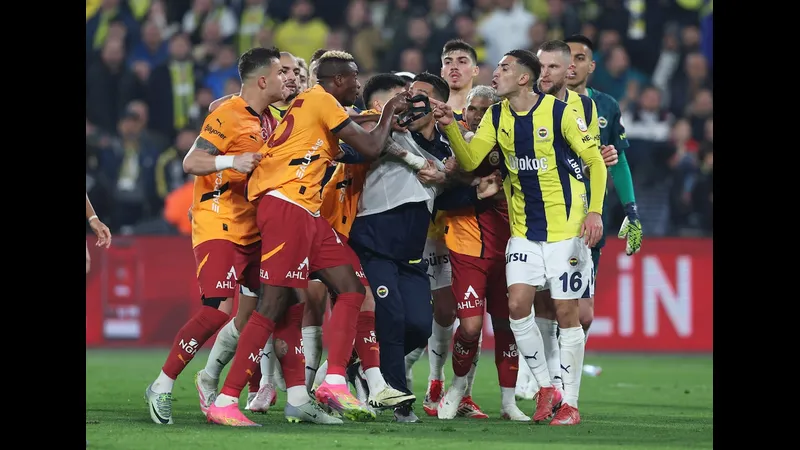 Cầu thủ của Fenerbahce nỗ lực chống chọi với cầu thủ Galatasaray để giành quyền kiểm soát bóng Cầu thủ của Fenerbahce nỗ lực chống chọi với cầu thủ Galatasaray để giành quyền kiểm soát…