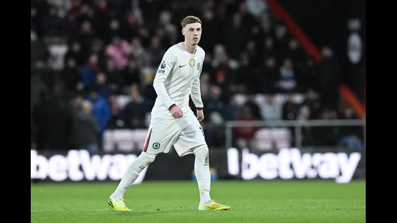 Cầu thủ Atalanta dứt điểm ghi bàn vào lưới Chelsea