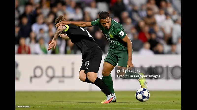 Cầu thủ Beijing Guoan chiến đấu quyết liệt với cầu thủ Macarthur FC để giành quyền kiểm…