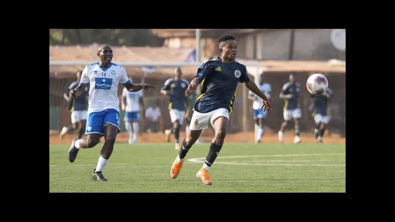 Cầu thủ của Diamond Stars vượt qua hai cầu thủ của Wusum Stars để tiến vào vòng cấm đối…