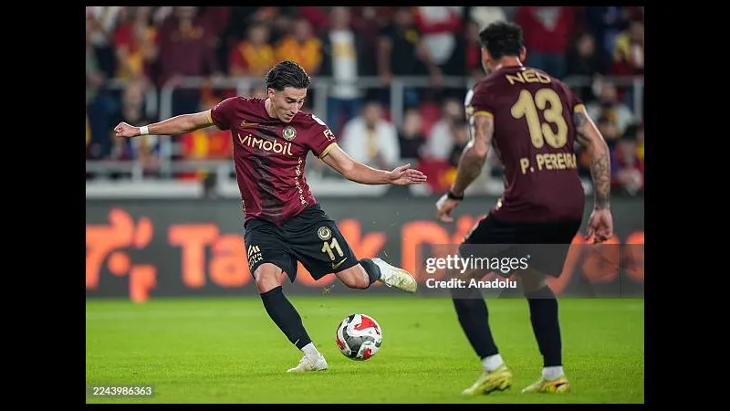 Cầu thủ Kasimpasa điều chỉnh bóng trước sự áp sát quyết liệt từ cầu thủ Genclerbirligi