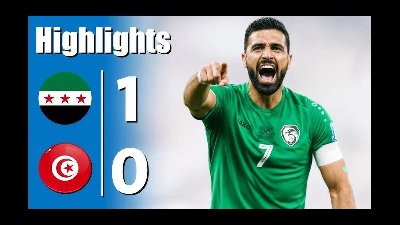 Cầu thủ Palestine đang thực hiện cú sút mạnh vào khung thành của đội Tunisia