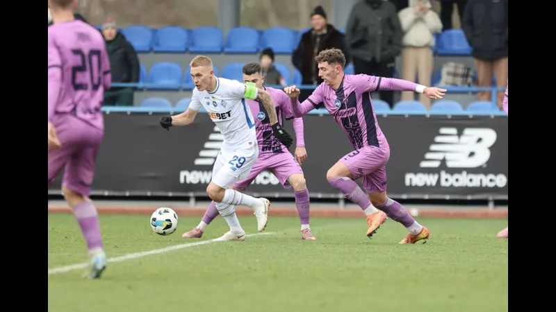 Cầu thủ của SC Poltava và Epitsentr đang tranh chấp bóng trên sân cỏ